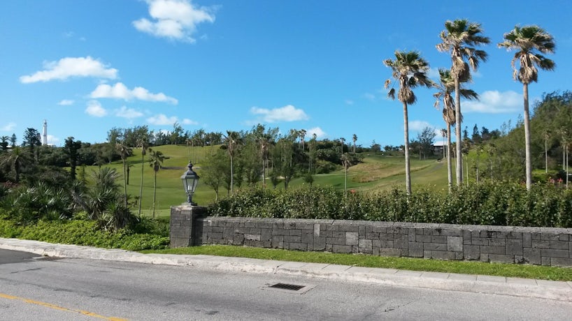 Golf course in Bermuda (Photo: DebsG/Shutterstock)