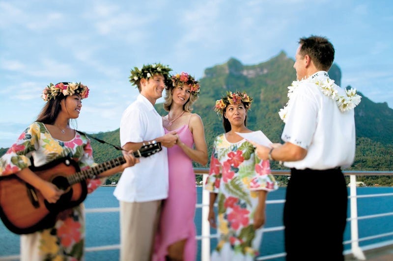 Polynesian blessing ceremony on Paul Gauguin Cruise (Photo: Paul Gauguin Cruises)