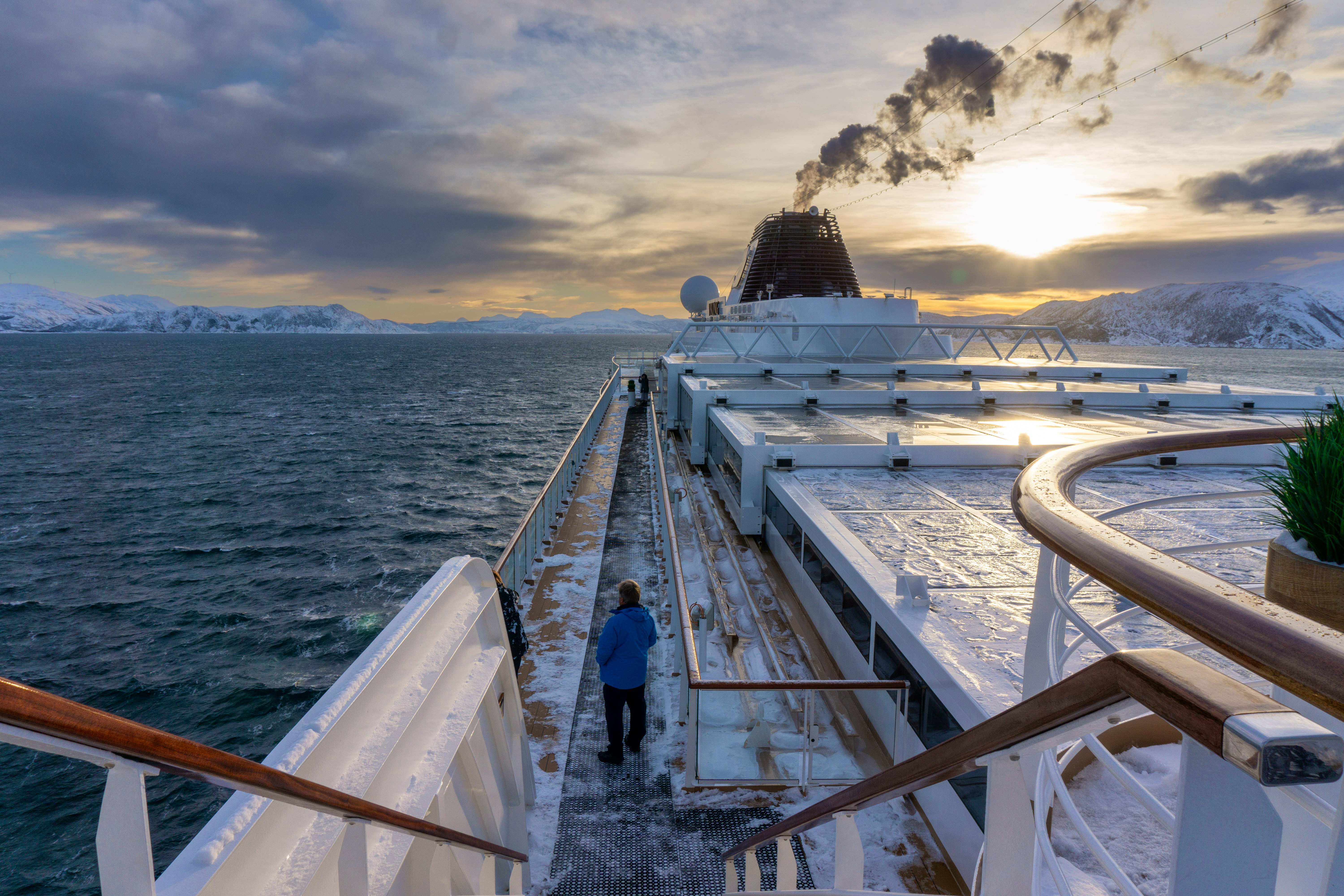 vikingvenus_northernlights_fjords-02072.