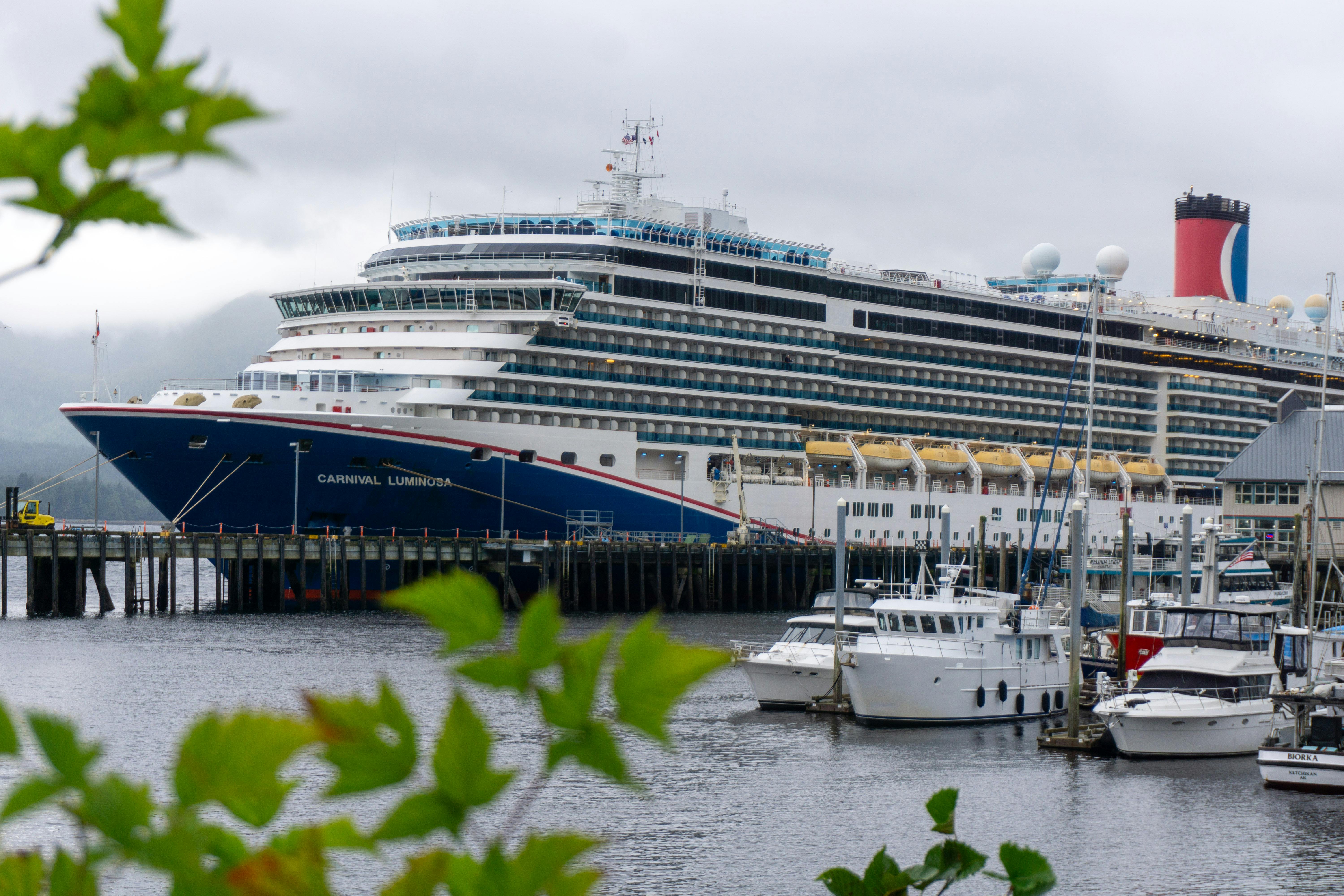 who-owns-carnival-cruise-line