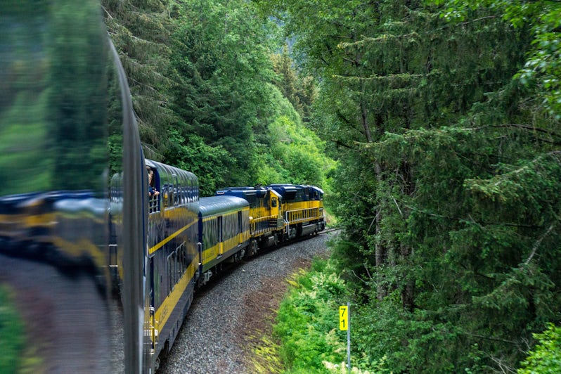Alaska Railroad's Coastal Classic traverses gorgeous scenery en-route to Seward (Photo: Aaron Saunders)