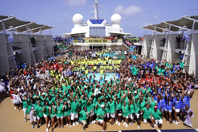 Group photo of the 2023 Festival at Sea cruise (Photo: Festival at Sea)