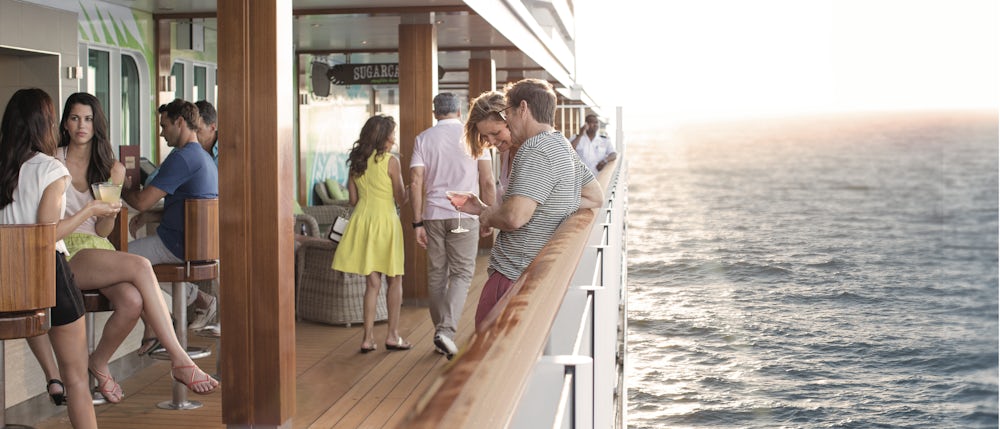 What Should I Wear on a Cruise? A Guide to Cruise Line Dress Codes (Photo: Norwegian Cruise Line)