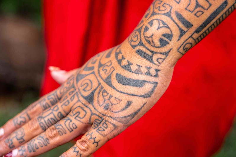 Traditional French Polynesia tattoos are available on Aranui 5 (Photo: Roberto Serrini)
