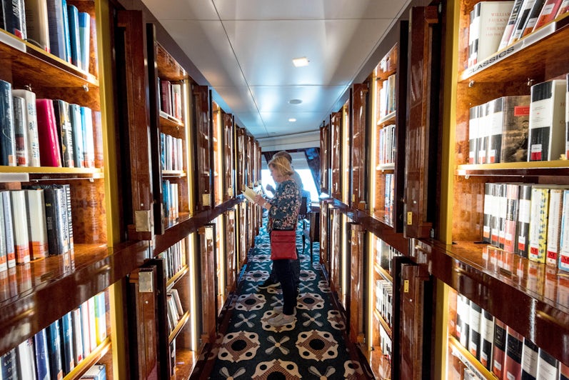 Passengers Reading in the Library on Queen Mary 2 (Photo: Cruise Critic)