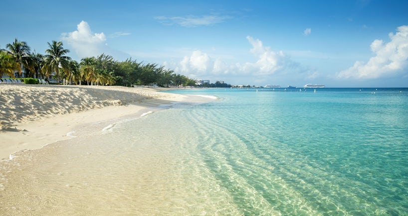 Seven Mile Beach, Grand Cayman (Photo: mikolajn/Shutterstock)