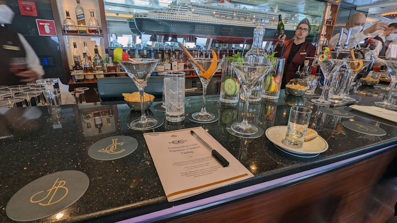 A cocktail-making session at the Commodore Club on Queen Mary 2. (Photo: Colleen McDaniel)