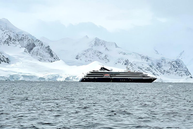 World Traveller, Atlas Ocean Voyages, in Antarctica (Photo/Gwen Pratesi)