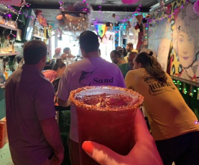 Glittery drink on the Golden Fans at Sea bar crawl (Photo: Marilyn Borth)