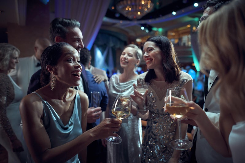 Friends share drinks at a nightclub on a Cunard cruise ship. (Photo: Cunard)