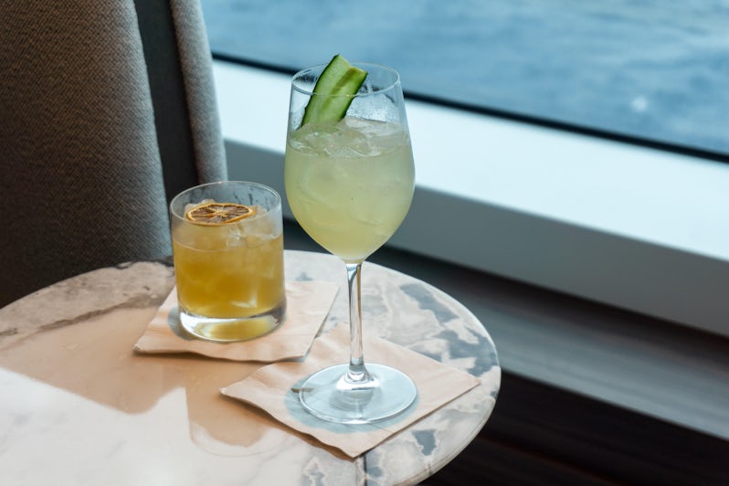 Cocktails in Horizons aboard Oceania's Vista (Photo: Aaron Saunders)