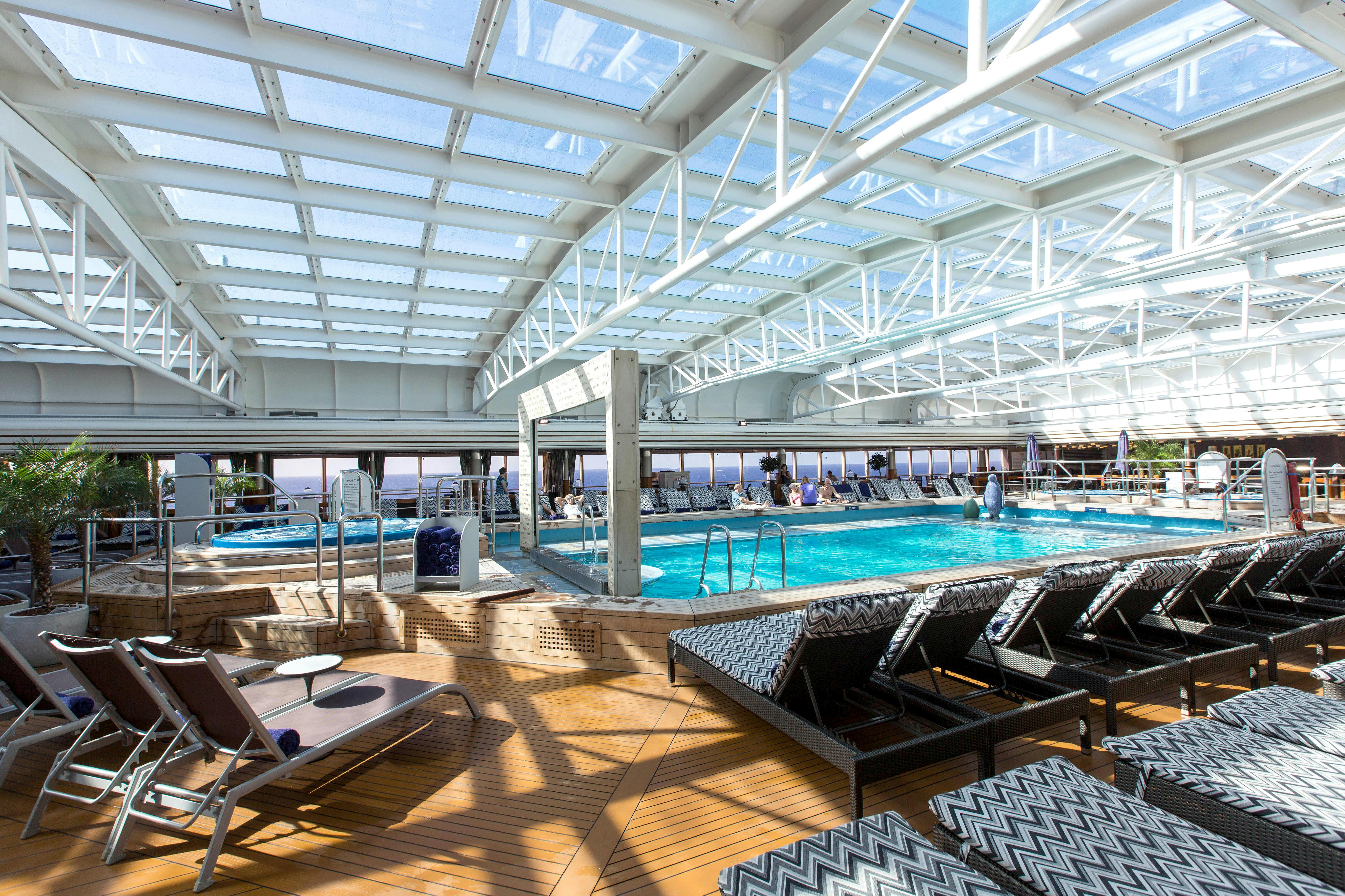 Holland America's Nieuw Amsterdam Lido Pool (Photo: Cruise Critic)