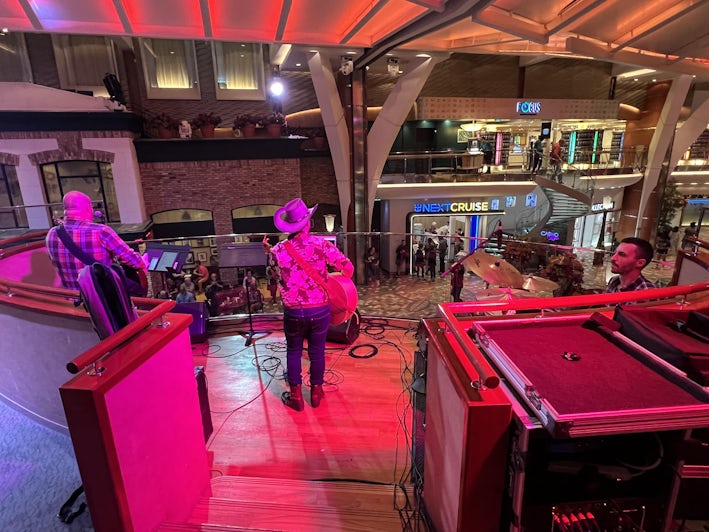 Live music aboard Royal Caribbean's Allure of the Seas (Photo: Jorge Oliver)