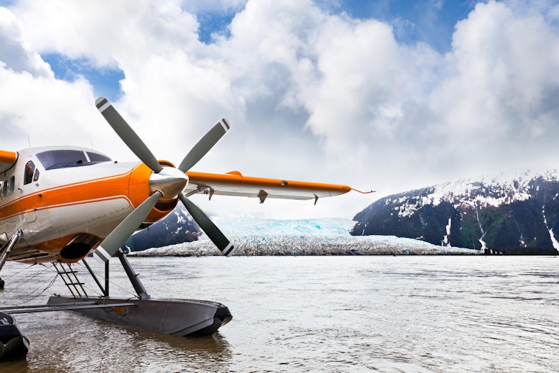 Seaplane in Alaska (Photo: cdrin/Shutterstock)