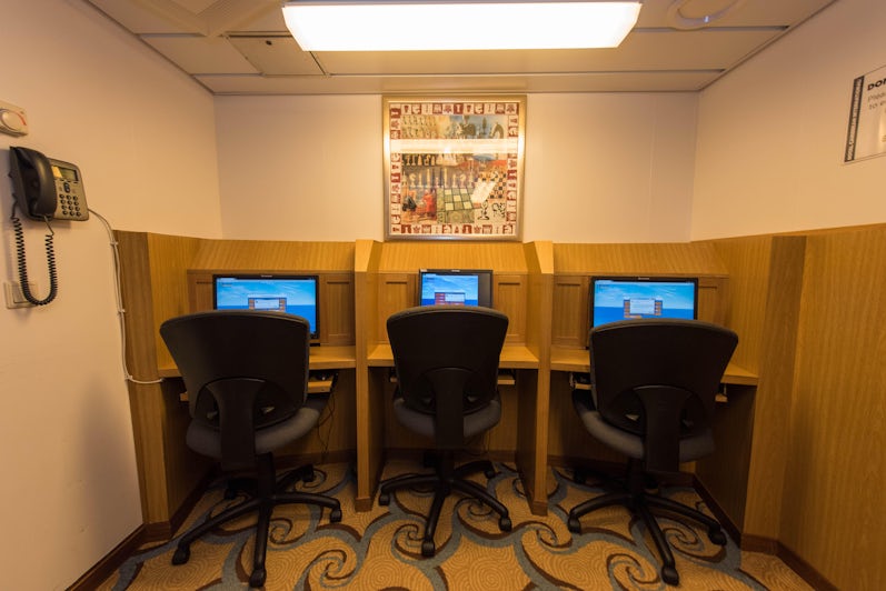 Internet Cafe on Oasis of the Seas (Photo: Cruise Critic)