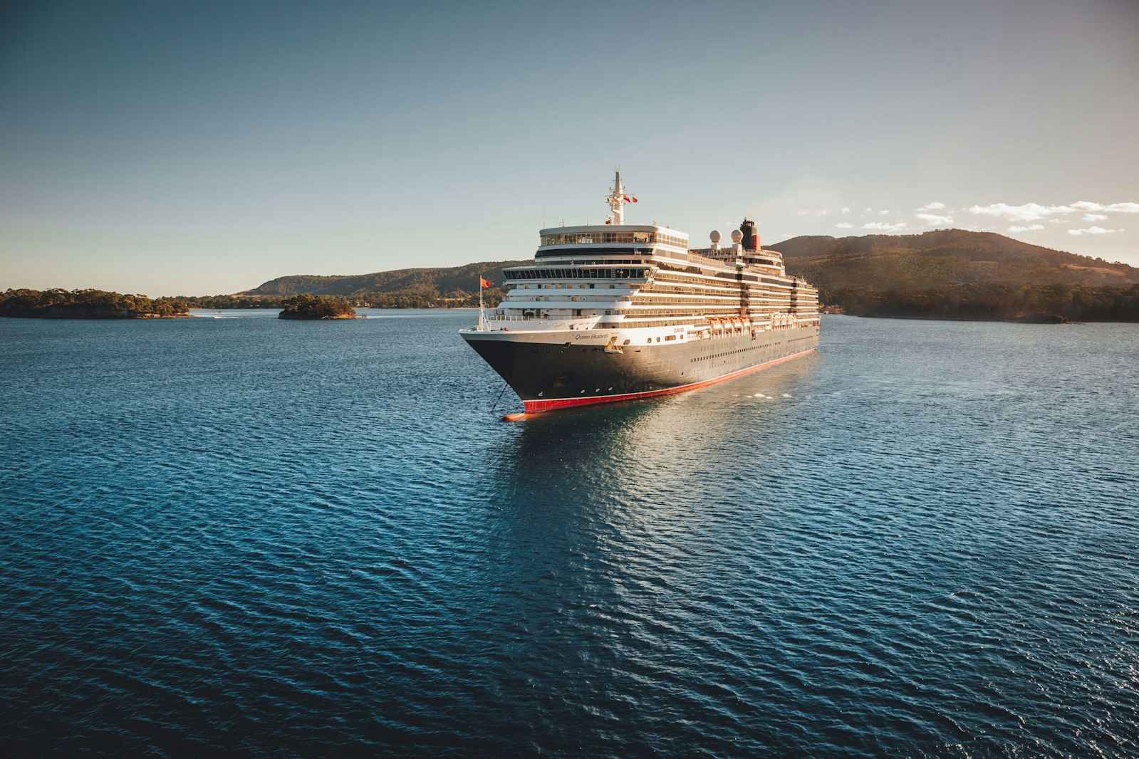 Queen Elizabeth cruise ship in Tasmania (Photo: Cunard)