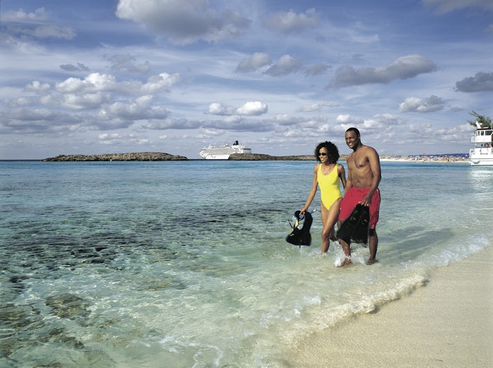 Couple on a Bahamas cruise with Norwegian Cruise Line (Photo: Norwegian Cruise Line)