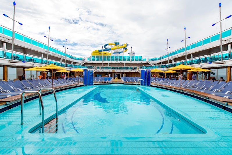 Waves Pool on Carnival Dream (Photo: Cruise Critic)