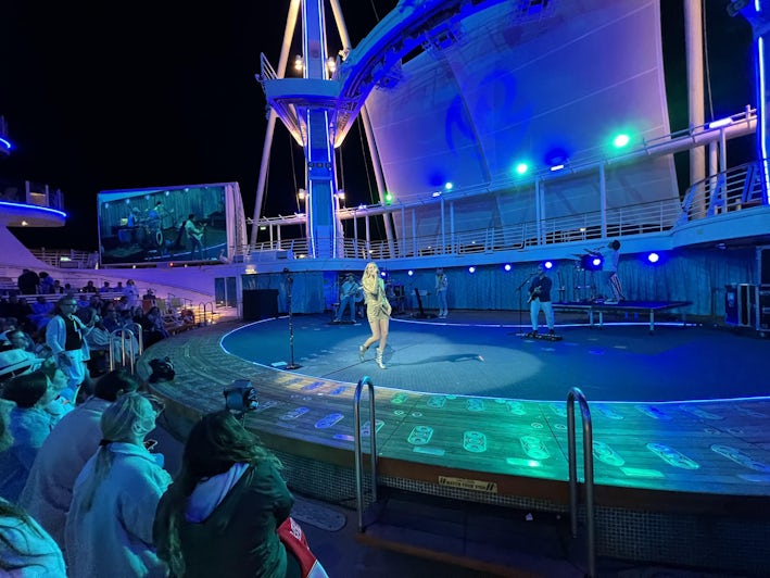Kelsea Ballerini performs at the Aquatheater aboard Allure of the Seas (Photo: Jorge Oliver)