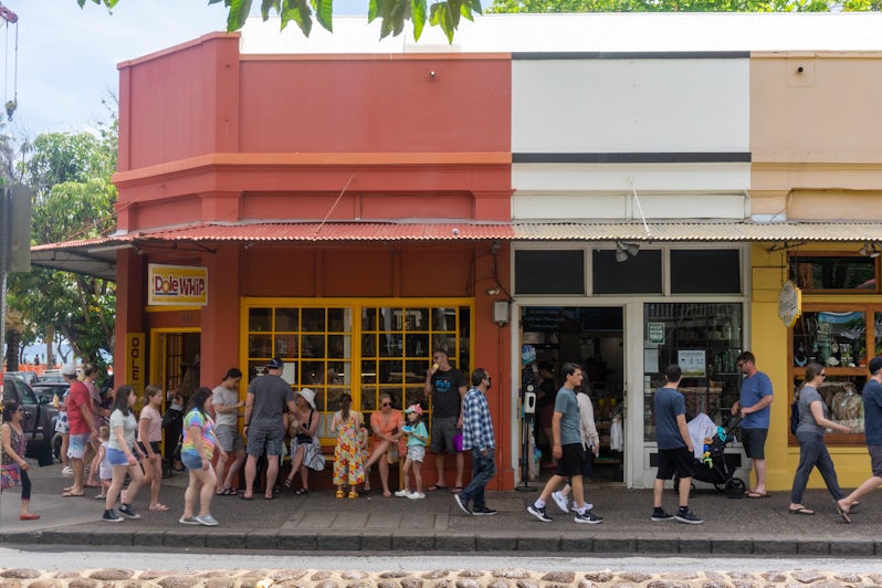 Tourists lined up in Lahaina (Photo: Aaron Saunders)