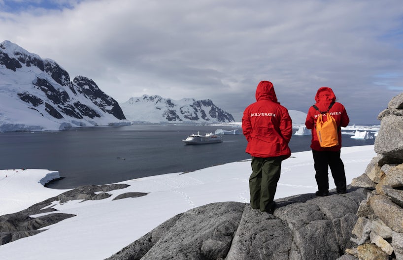 Silversea guests in Antarctica with Silver Endeavour in the background (Silversea)