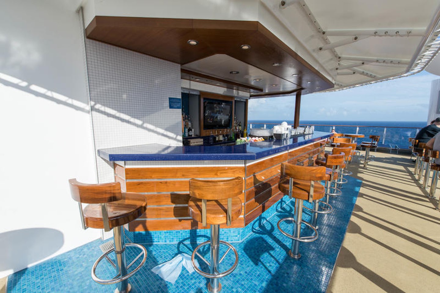 Waves Deck 17 (Smoking Permitted) on Norwegian Escape