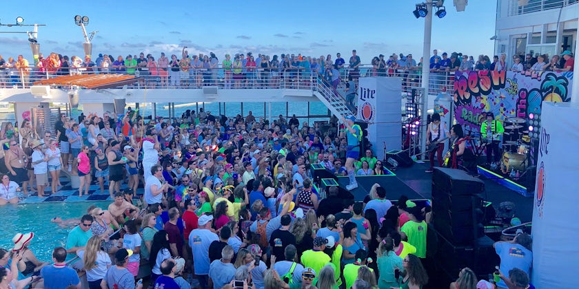 Live concert on the pool deck of the 2019 80's Cruise (Photo: Chris Gray Faust)