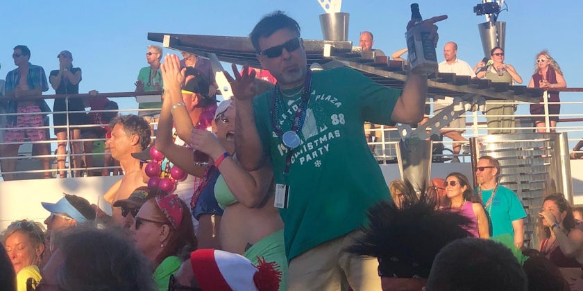 Cruisers partying on the 2019 80's Cruise (Photo: Chris Gray Faust)
