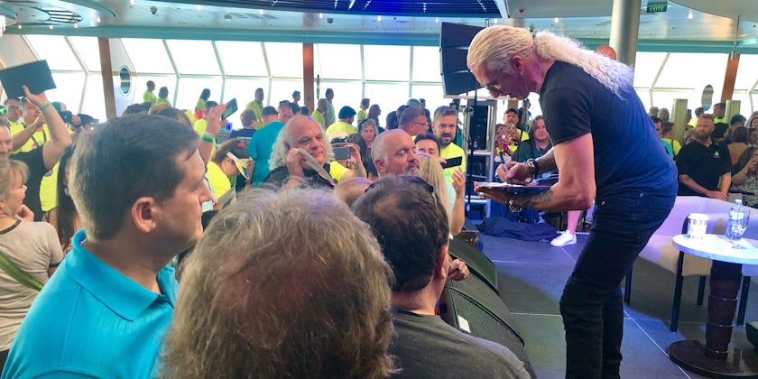 Dee Snider signing an autograph (Photo: Chris Gray Faust)