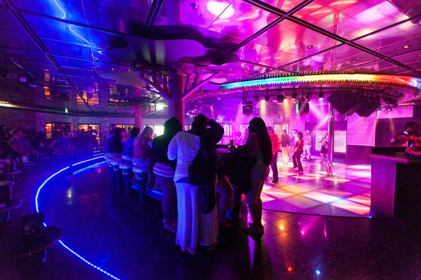 what cruise ships have night clubs