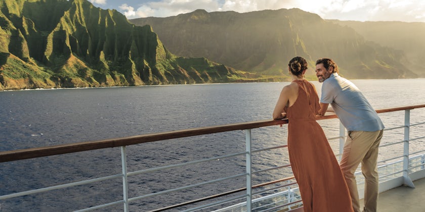 Couple Admiring Hawaii Onboard (Photo: Norwegian Cruise Line)