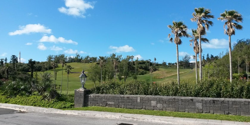 Golf course in Bermuda (Photo: DebsG/Shutterstock)