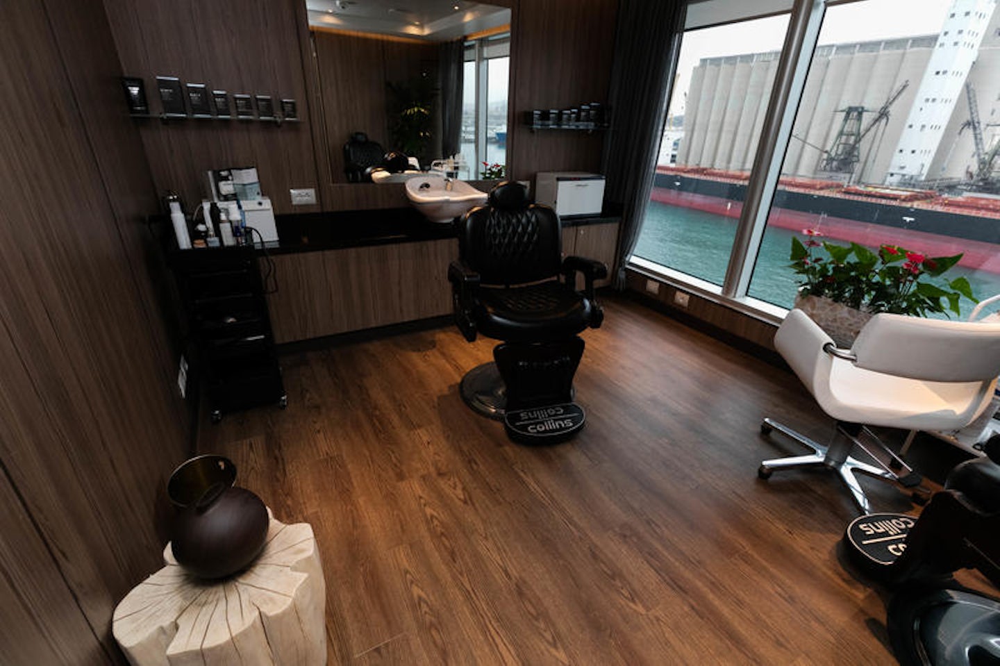 Barber on Koningsdam