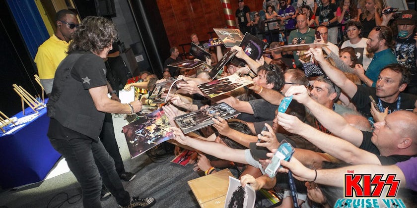 Autograph signing on the 2018 Kiss Kruise (Photo: Will Byington/Sixthman)
