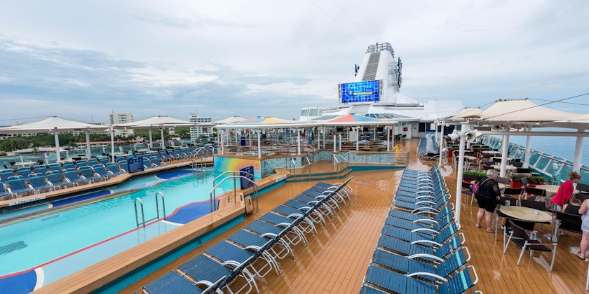 The Main Pool on Empress of the Seas