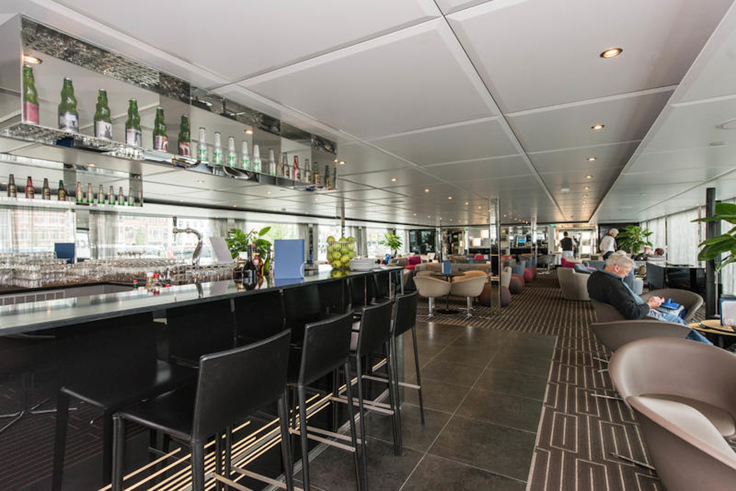 Horizon Lounge on Emerald Star