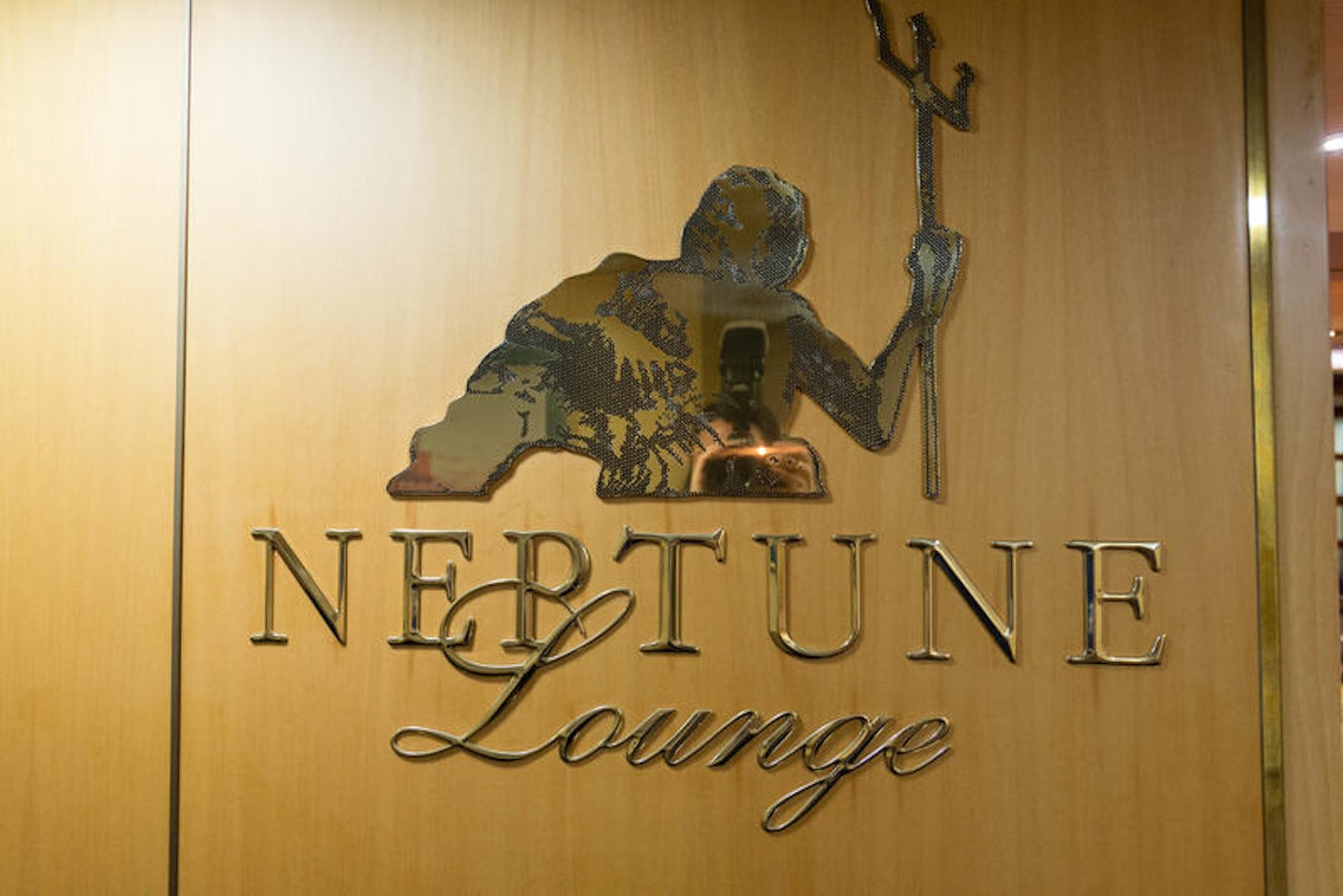 Neptune Lounge on Oosterdam