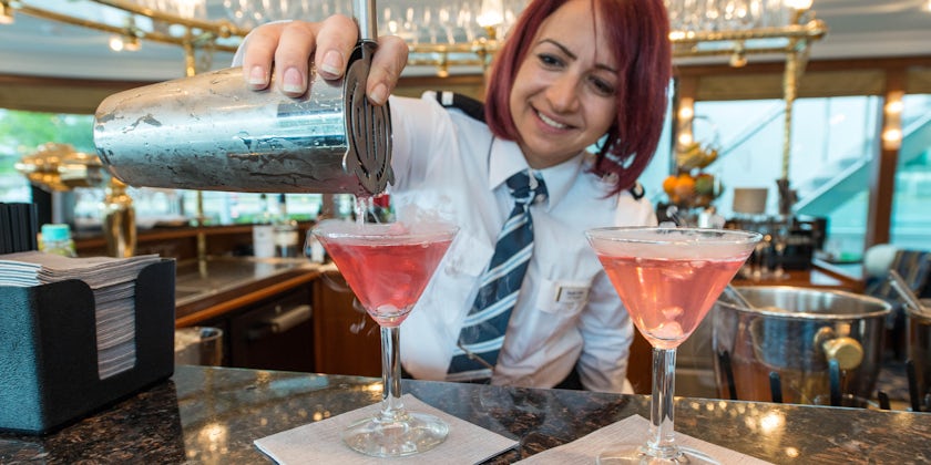 Server pouring drinks at the bar in the Panorama Lounge on ms Sapphire (Photo: Cruise Critic)