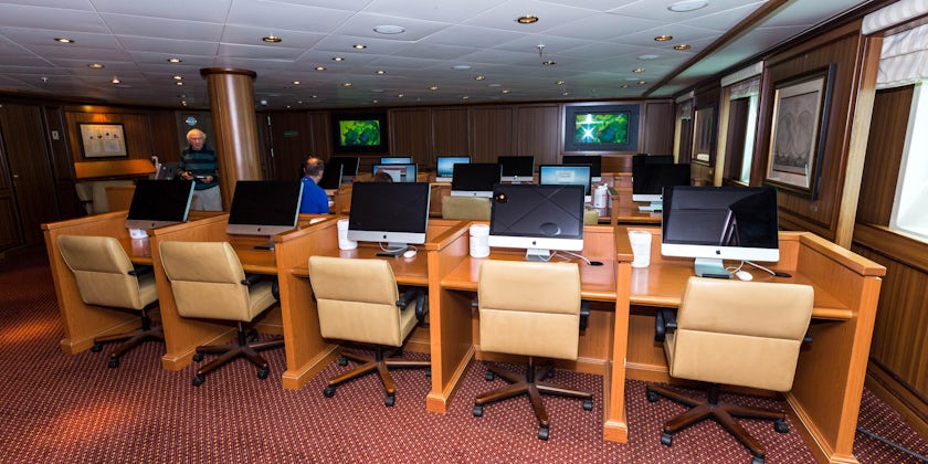 Internet Cafe on Queen Victoria (Photo: Cruise Critic)
