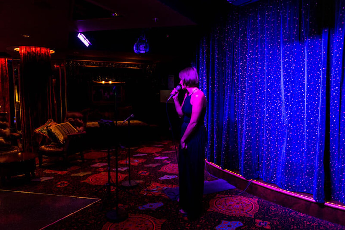 Karaoke in Bliss Ultra Lounge on Norwegian Pearl