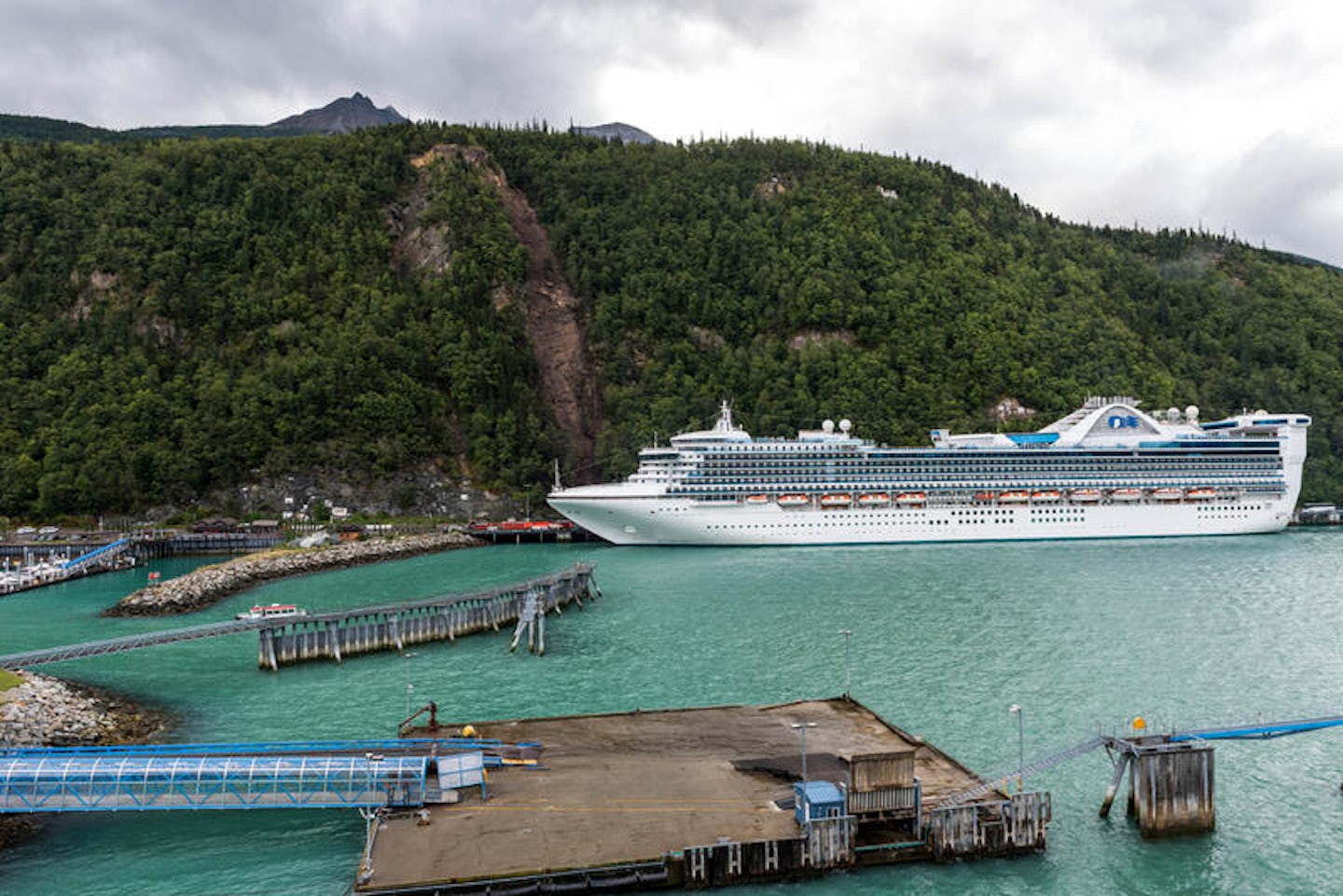 are cruise ships docking in skagway