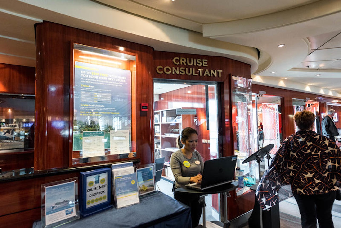 Cruise Consultant on Norwegian Pearl