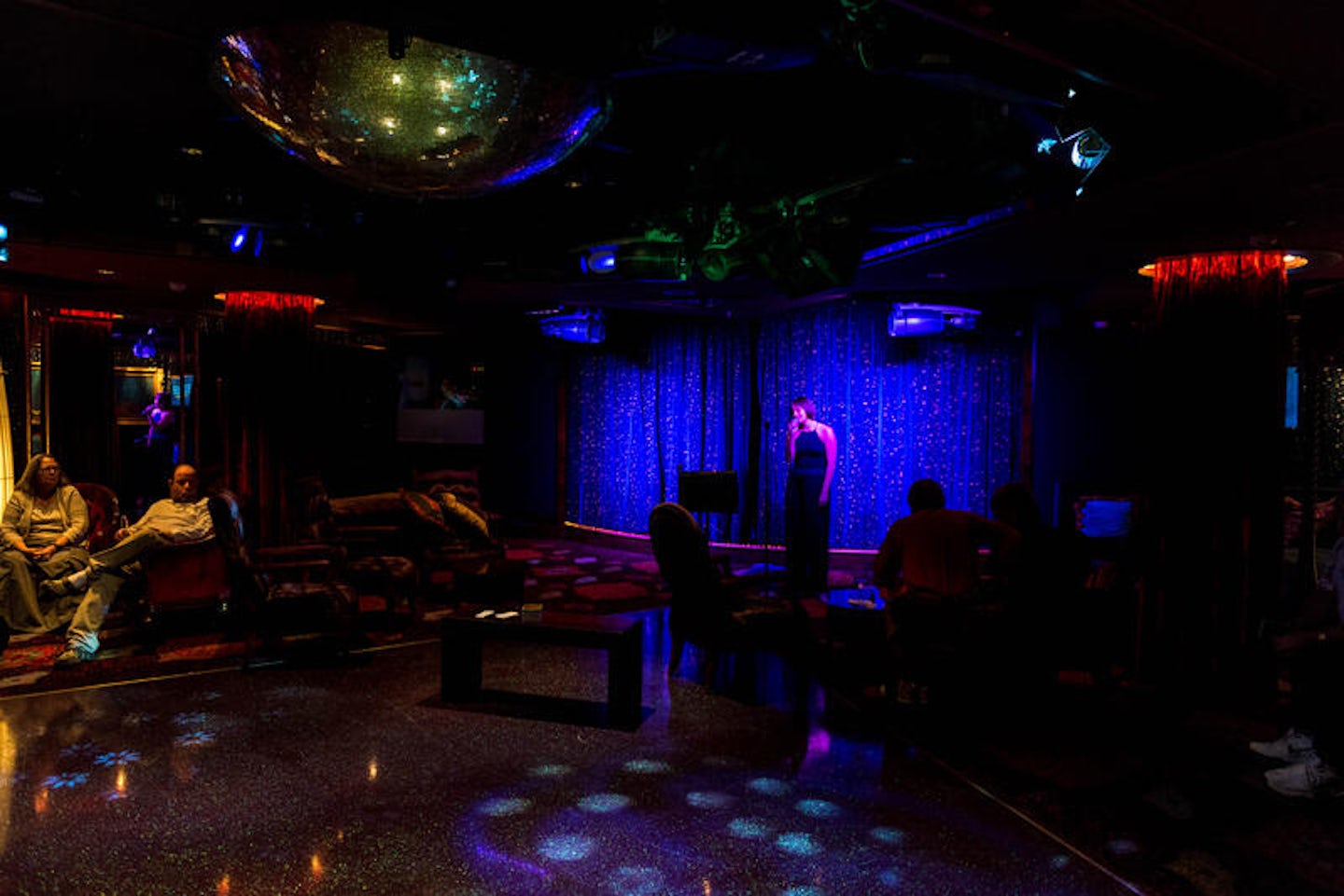 Karaoke in Bliss Ultra Lounge on Norwegian Pearl