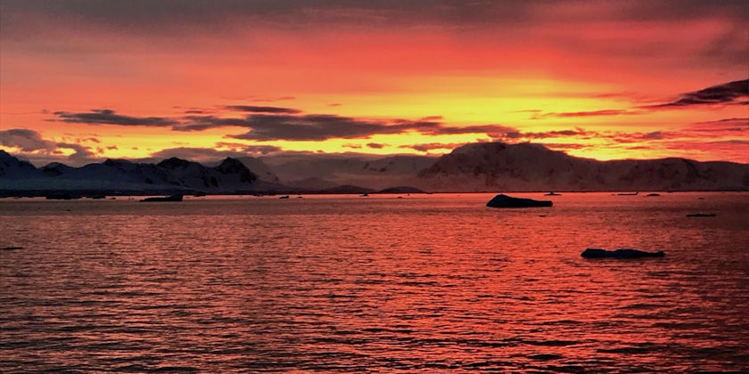 Antarctica Sunset (Photo by: Veronica Stoddart)