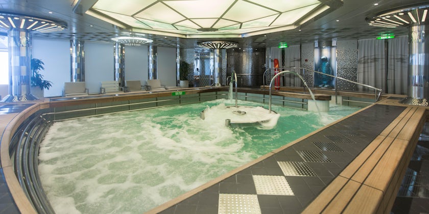 Hydro Pool in The Greenhouse Spa on Nieuw Amsterdam