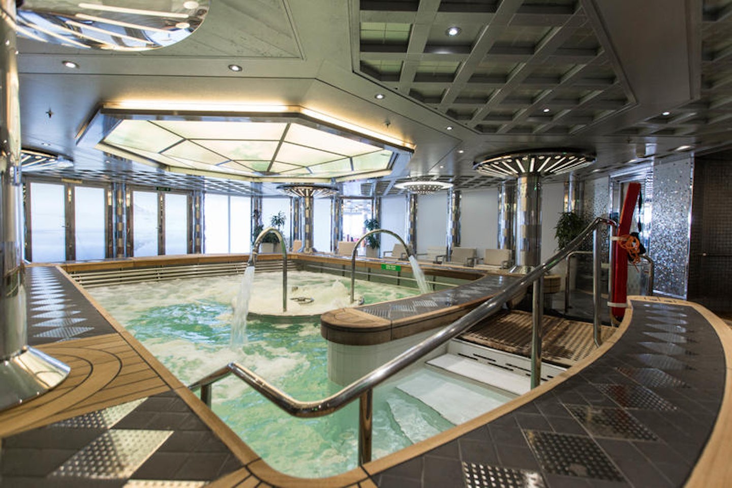 Hydro Pool in The Greenhouse Spa on Nieuw Amsterdam