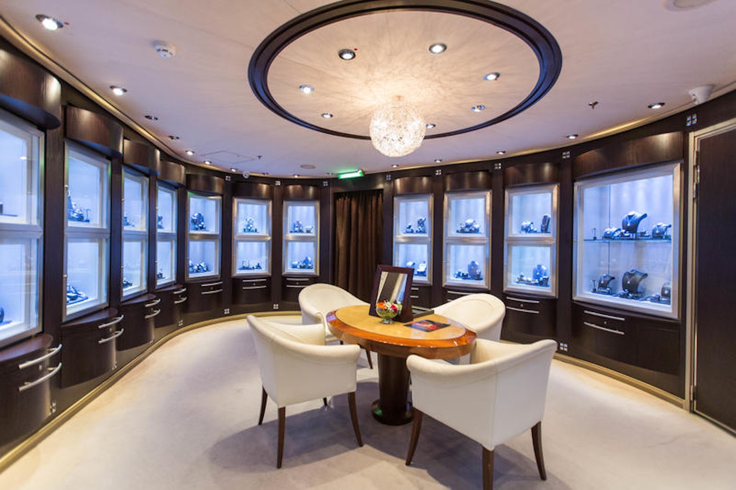 Marabella Luxury Shop on Nieuw Amsterdam