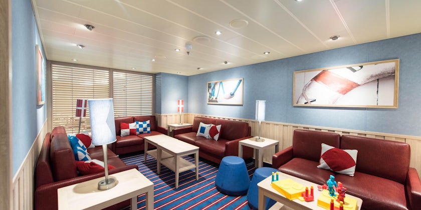 Family Harbor Lounge (Photo: Cruise Critic)