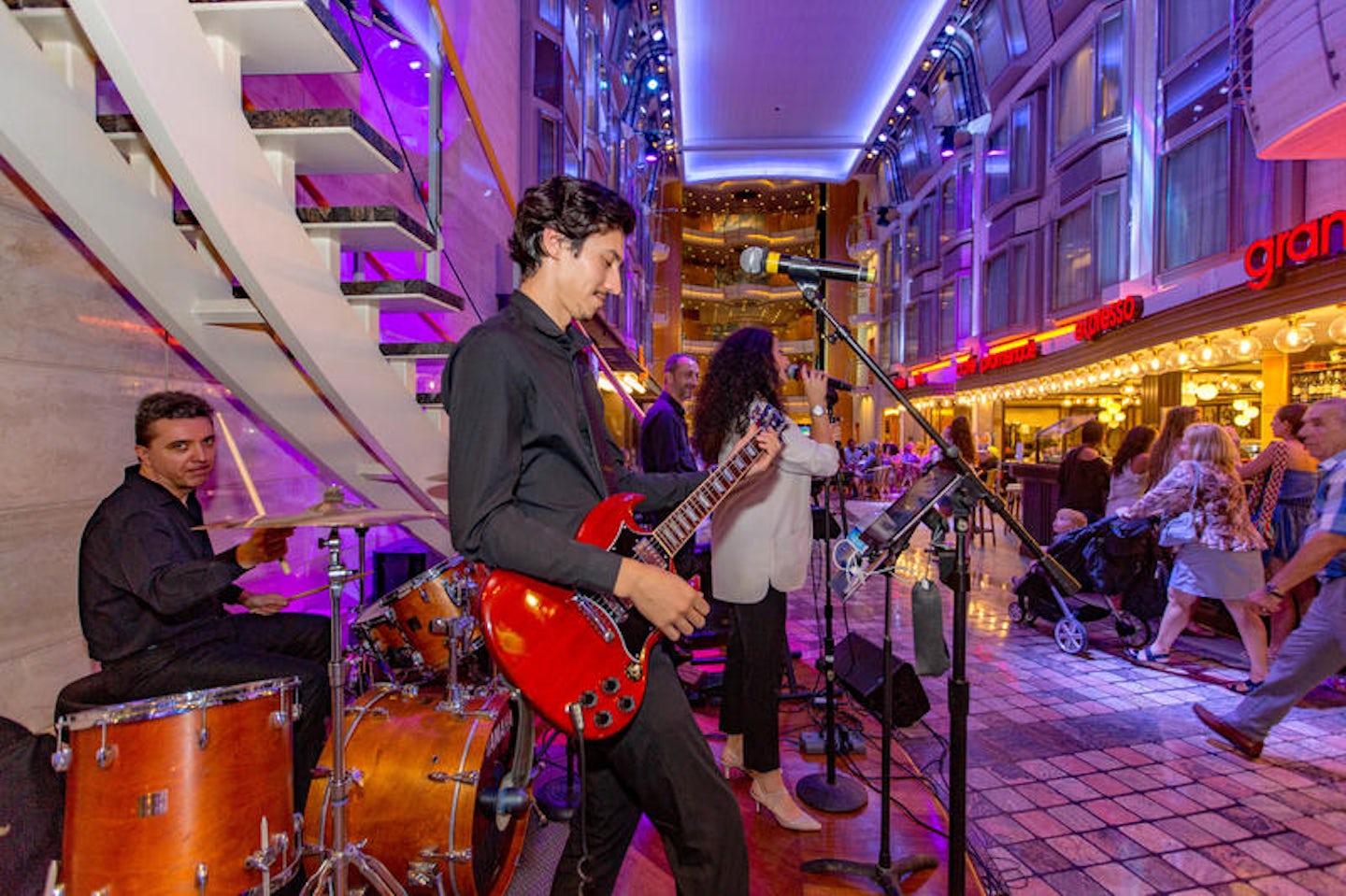 Live Music in the Royal Promenade on Mariner of the Seas