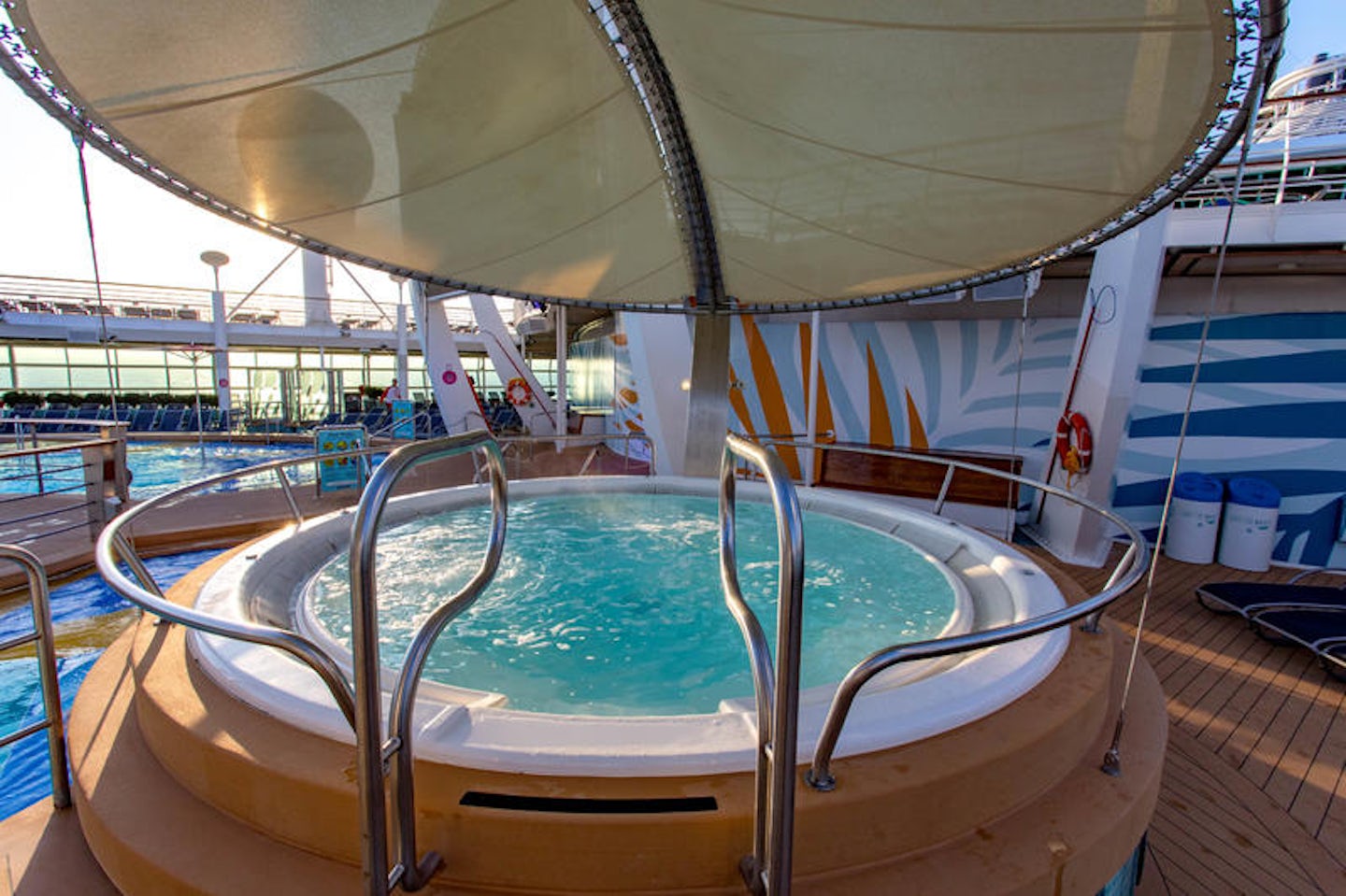 Main Pool on Independence of the Seas